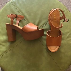 Platform tan sandal, size 8